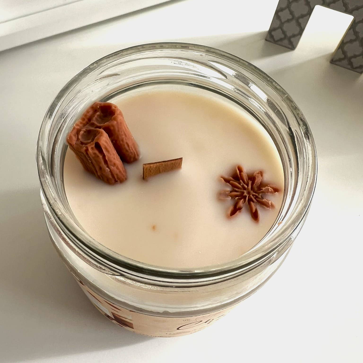 INZ Aragón S.Coop. Pequeña - Vendita all'ingrosso Candela in vasetto - Candela Chai Latte - Cannella, Vaniglia e Legni1