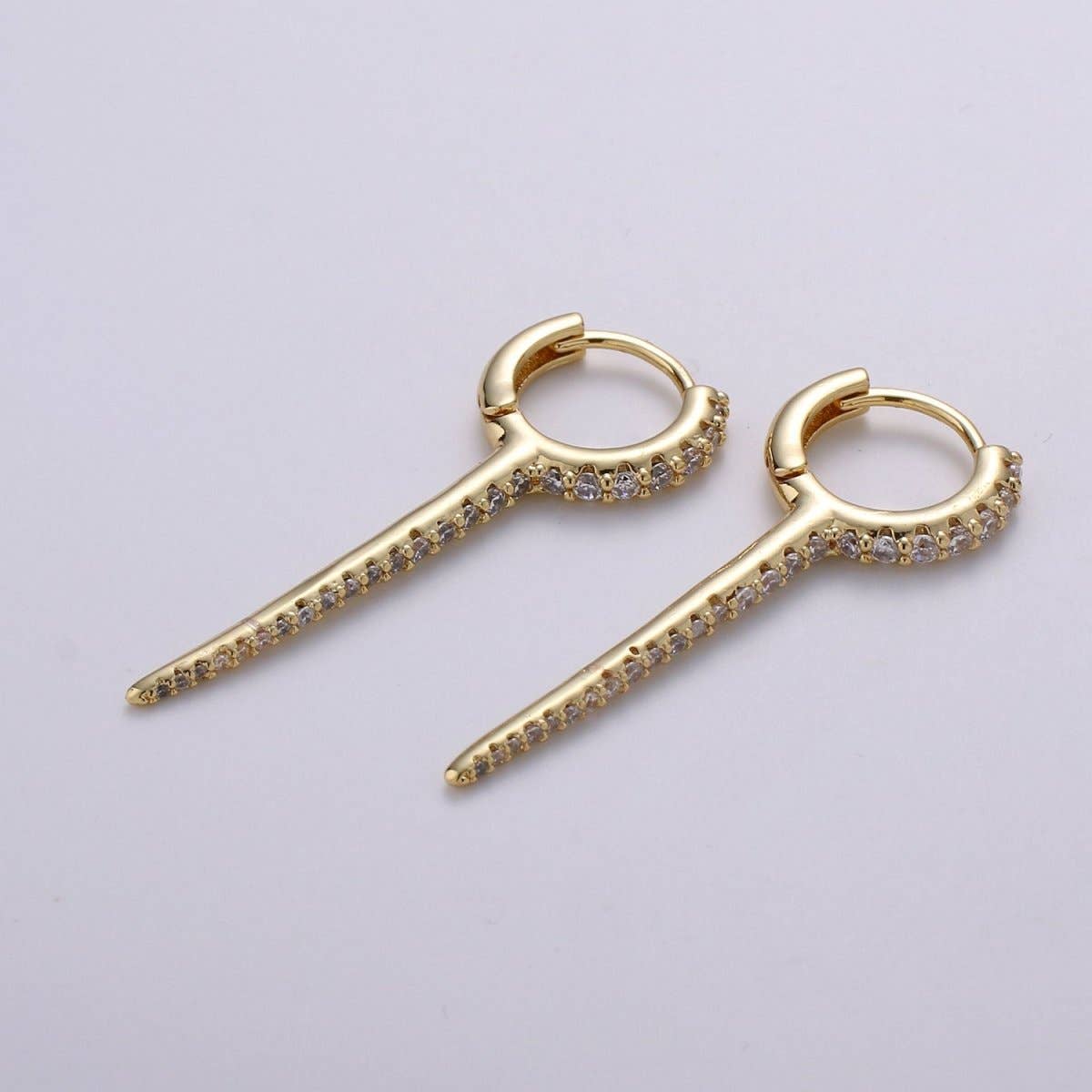 Aim Eternal – Engroshandel Huggie-øreringe – Delikate Huggie øreringe, pig øreringe, flerfarvede hoop øreringe, lange guld mikro pavé pig øreringe minimal smykke Q-165 - Q-1713
