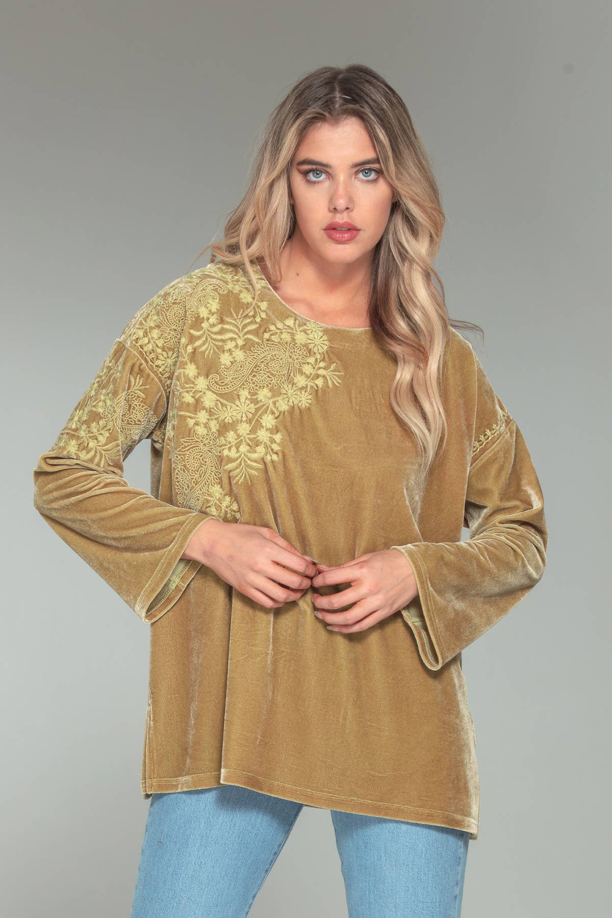 Paparazzi - Venta al por mayor Blusa - Mujer - Top de terciopelo elástico con bordado tonal en hombro 1321-MAT6