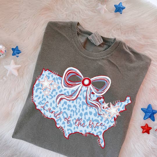 Southern Backroad Tees LLC - Venta al por mayor Camiseta estampada - Mujer - Tierra de los Libres Camiseta Patriótica del 4 de Julio de EE. UU.