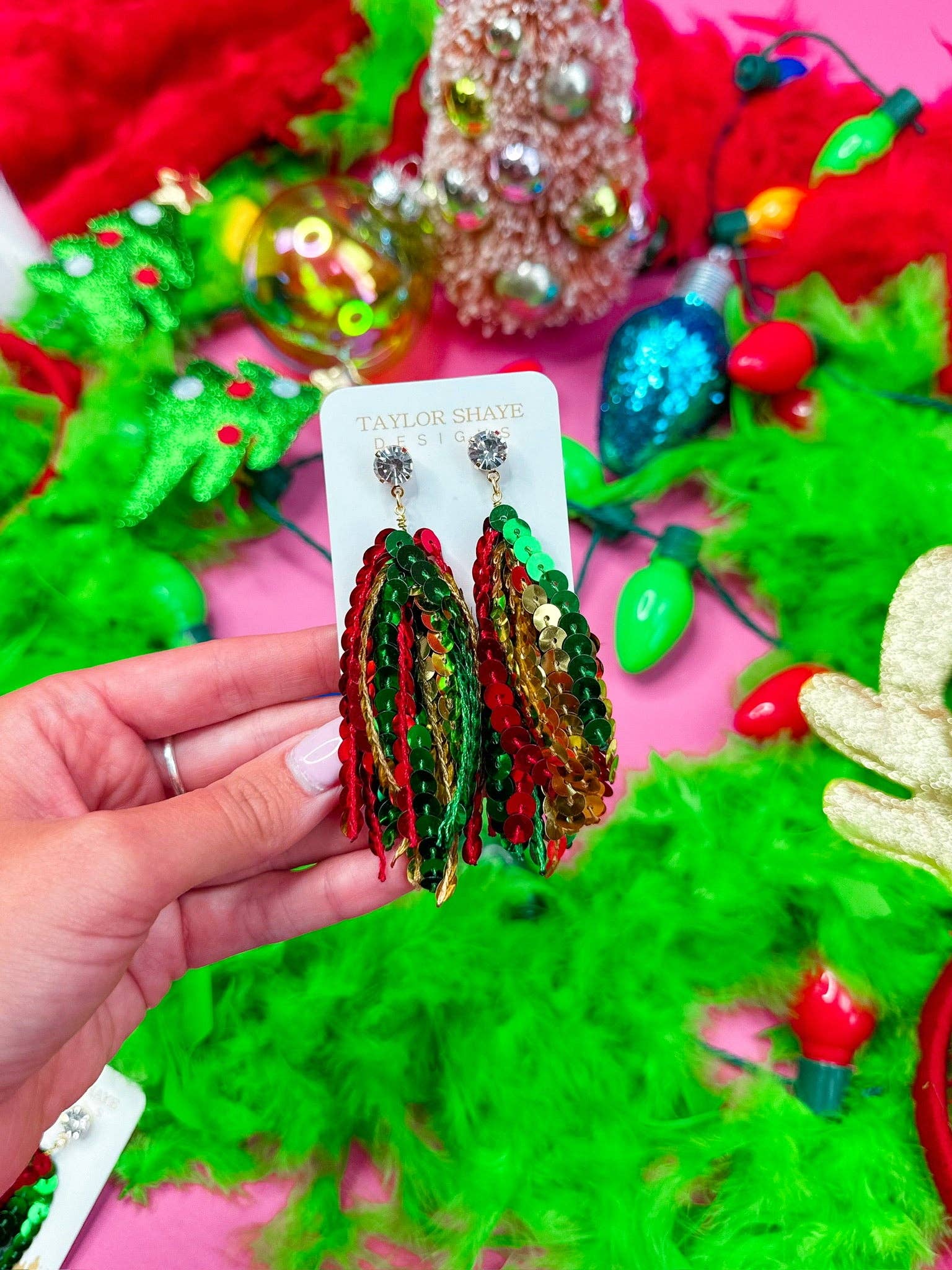 Taylor Shaye Designs - Vente Boucles d'oreilles à pampille - Pompons à paillettes de Noël1