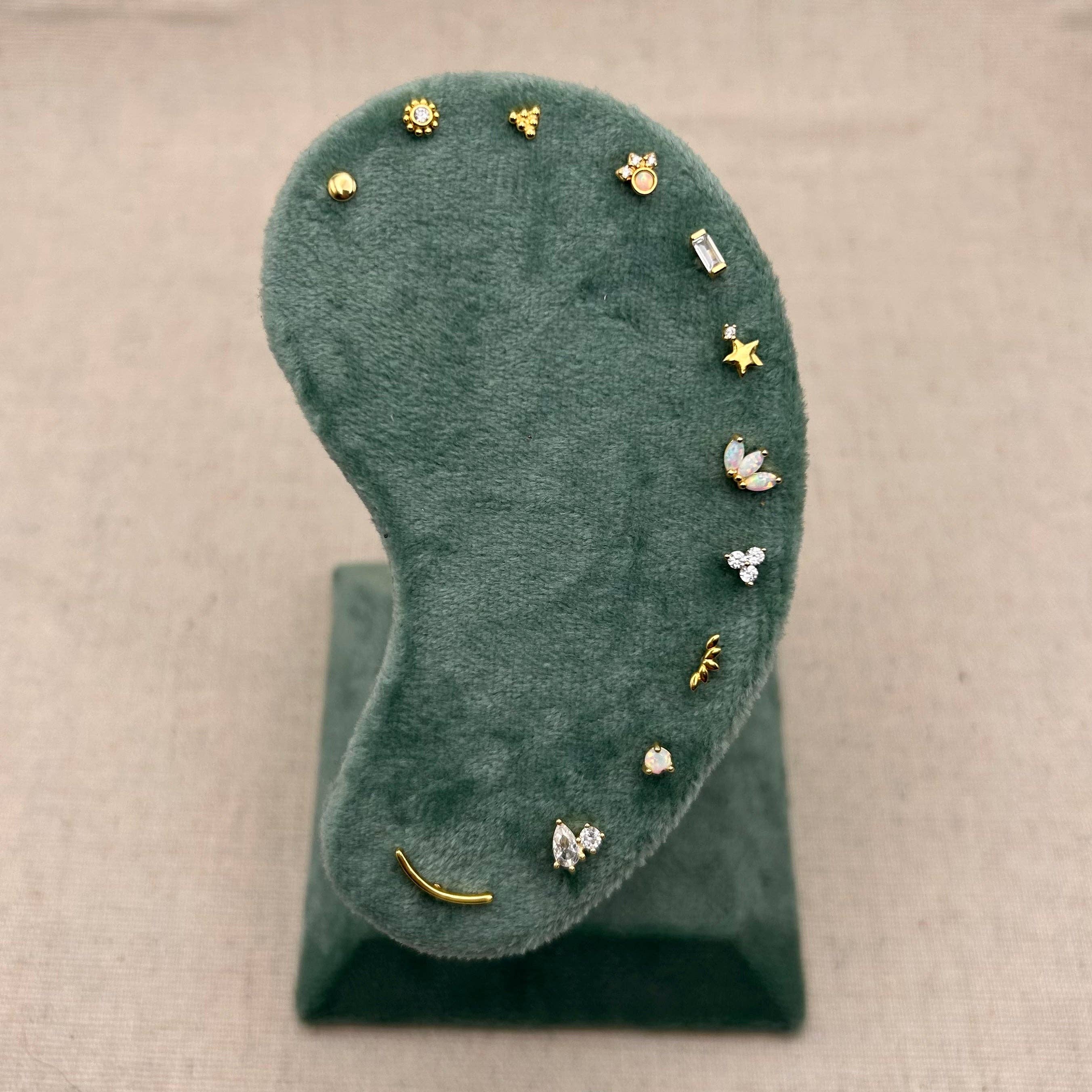 Little Nell Jewellery - Vendita all'ingrosso Orecchini a bottone - Orecchini a lobo curvo a forma di petalo dorato3