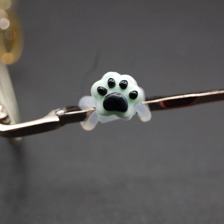 Färgglad Tass Print Charm för wholesale av Www.eyeglasssesdecorations.com