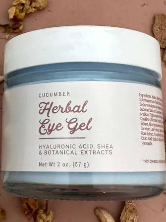 Gel pour les yeux aux herbes de concombre | Un gel rafraîchissant pour la fraîcheur et la jeunesse pour la vente par The Glow Soap Co.