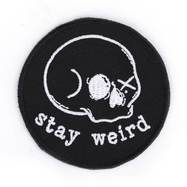 Parche bordado con estampado de calavera Stay Weird en blanco y negro para venta al por mayor de Electric Little Things