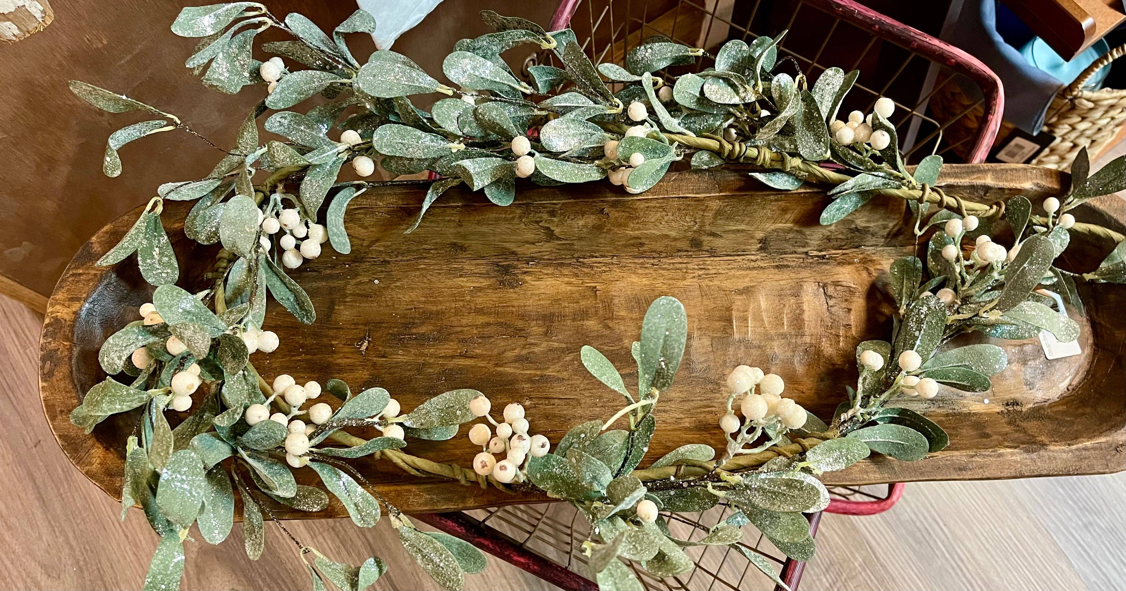 Vintage Market & Co – wholesale Decorative tabletop object – WHOLESALE White Berry Mistletoe Garland 4'4