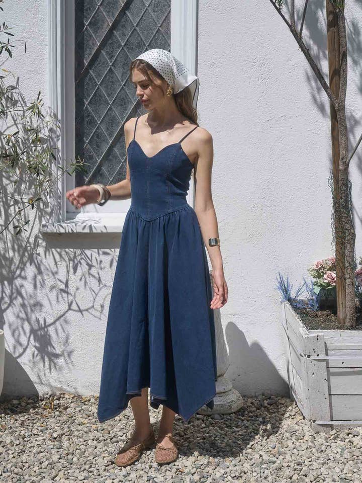 Spaghettibandsklänning med näsduksfåll i denim, midi-längd för wholesale av Moon River