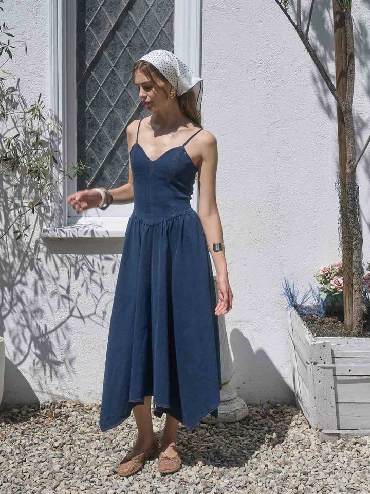 Abito midi in denim con spalline sottili e orlo a fazzoletto per la vendita all'ingrosso da parte di Moon River