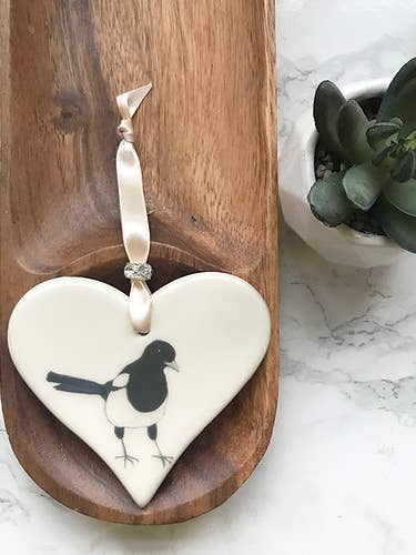 Coeur en céramique Magpie pour la vente par Dimbleby Ceramics