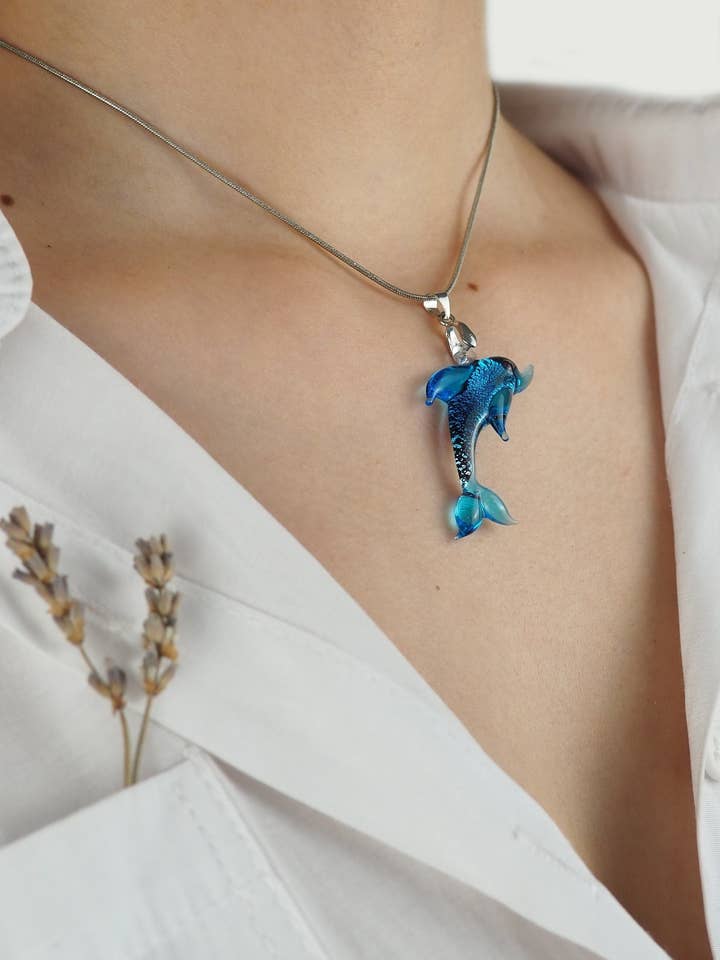 Collana a forma di delfino realizzata a mano in vetro di Murano per la vendita all'ingrosso da parte di Drusilya Glass Art
