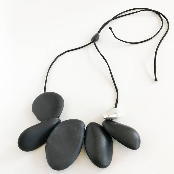 Eco-harpiks støbt Acantilado Piedra halskæde m/Precious Met for engroshandel hos Belart Fair Trade