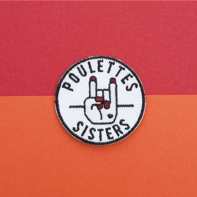 Poulettes Sisters – Großhandel Aufnäher – Runder bestickter Patch „Poulettes Sisters“ mit Rock-Handzeichen