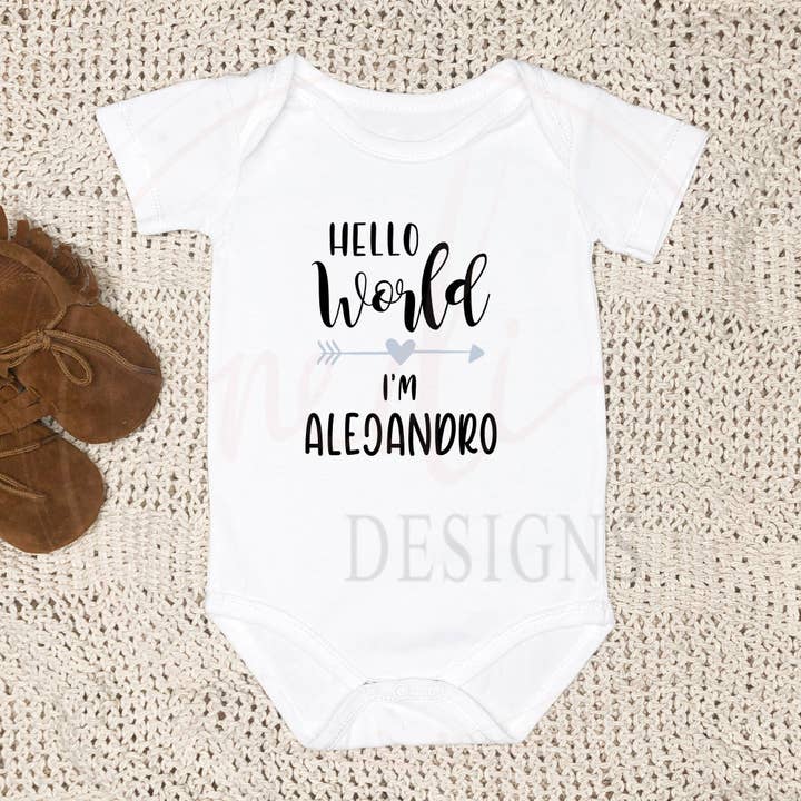 Tutina personalizzata per neonati® | Hello World | Body a maniche corte per la vendita all'ingrosso da parte di Nedi Designs