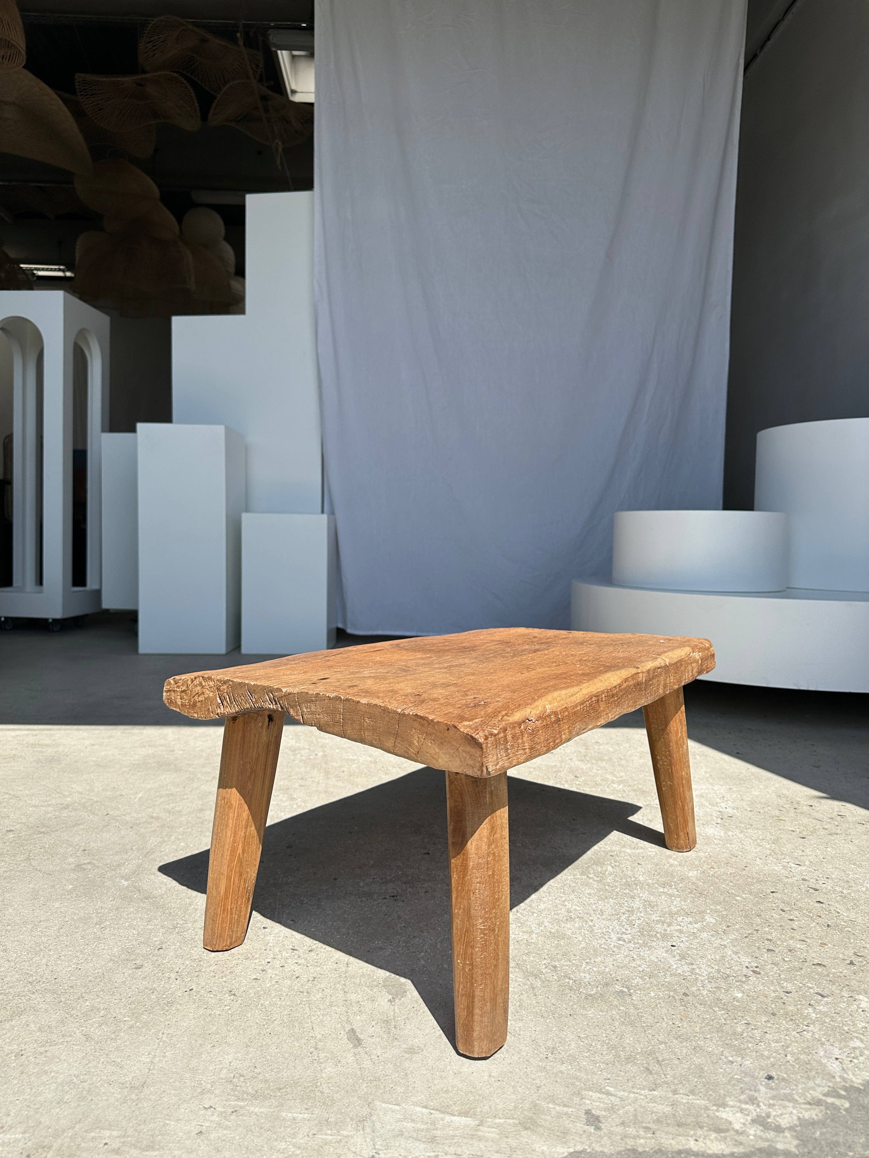 Office Objets – Großhandel Beistelltisch – Kleiner leichter Couchtisch aus hellem Teakholz mit vier Beinen H: 30 L: 63,5 B: 40 cm21