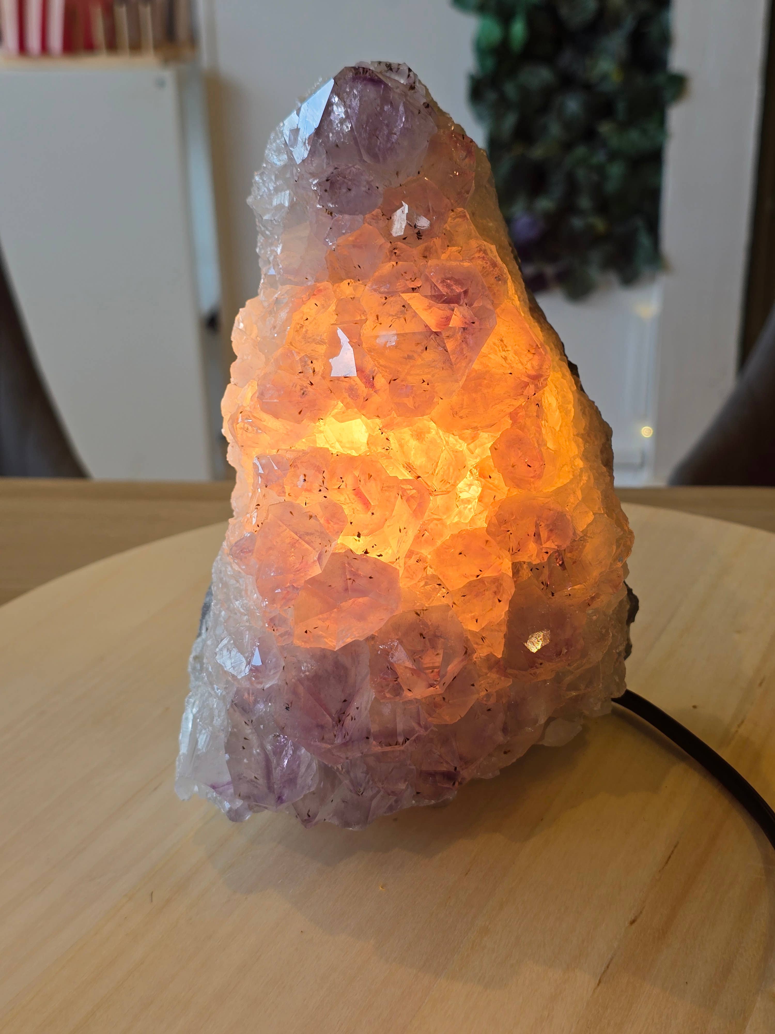 Crystal Cove Minerals – wholesale Accent/desk lamp – Amethyst Lamp - 3.12kg - 20 x 14 x 11cm2