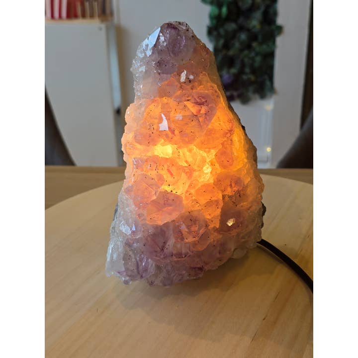 Crystal Cove Minerals – wholesale Accent/desk lamp – Amethyst Lamp - 3.12kg - 20 x 14 x 11cm2
