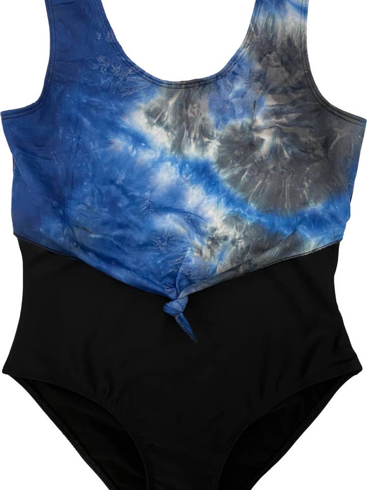 Kids Tie-Dye One Piece Badedragt med slips Front for engroshandel hos Cheryl Creations Kids