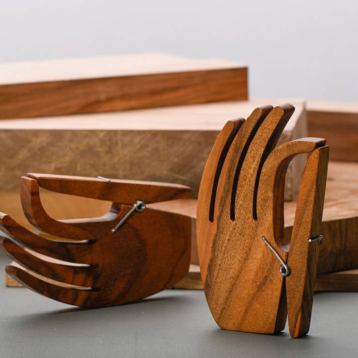 Ameico UK Ltd – wholesale Decorative tabletop object – Leolo - Walnut Hand Desktop Accessory