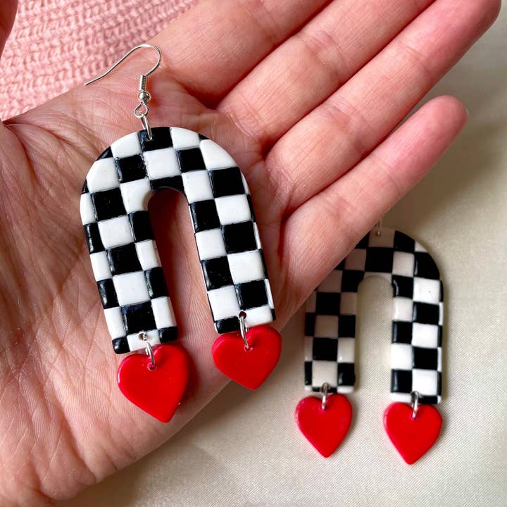 Dangly polymer lera arch formade svarta och vita örhängen för wholesale av Made By Samantha