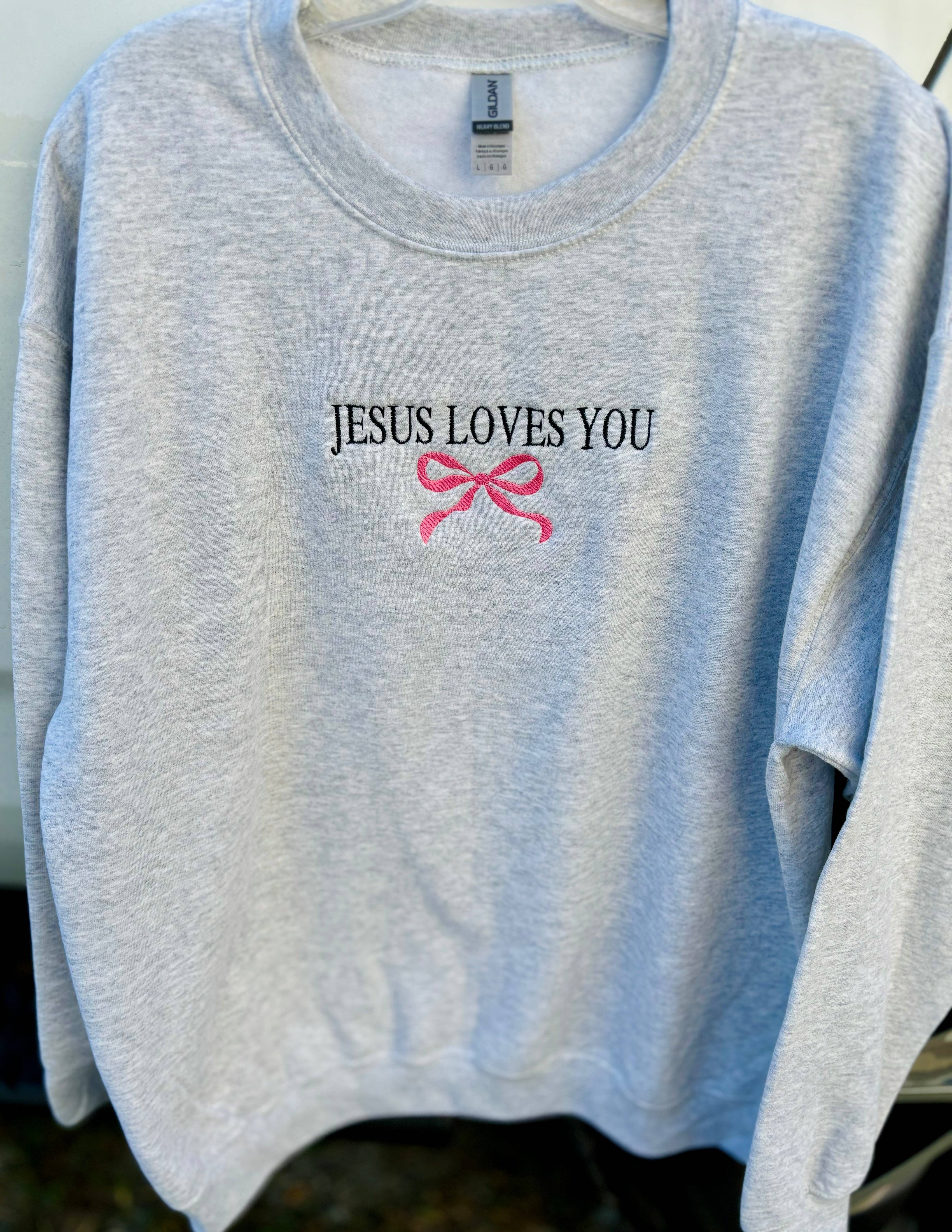 Wills Creek Designs - Vendita all'ingrosso Felpa - Donna - Felpa ricamata 'Jesus Loves You Bow' all'ingrosso2