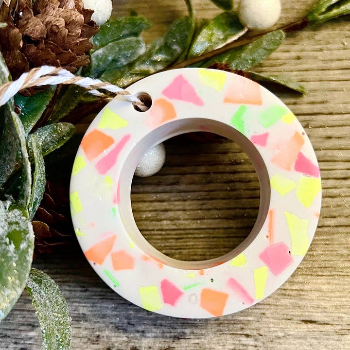 EMB Pretty – Engroshandel Pynt – Terrazzo ringtræ ornament6