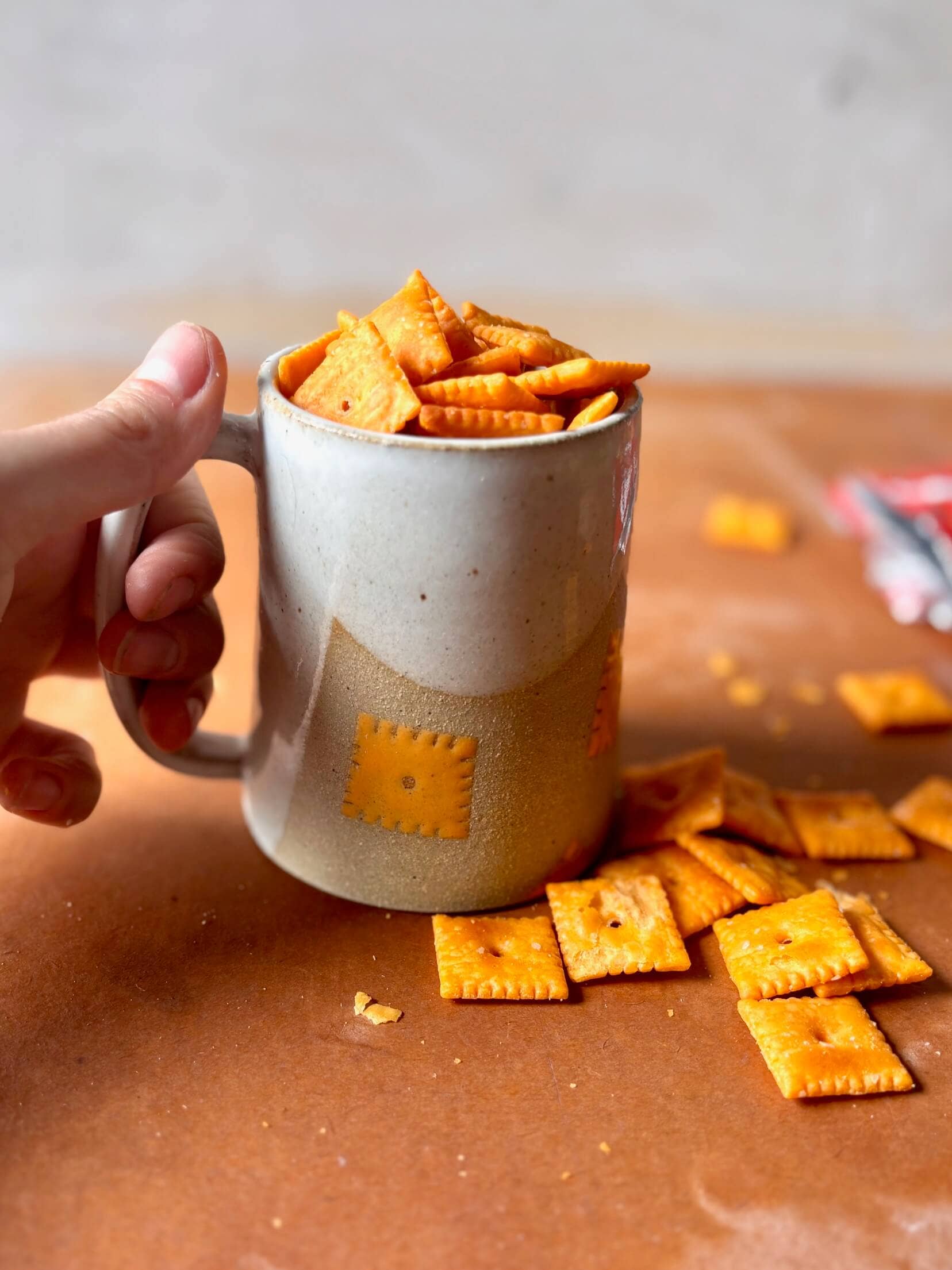 ROB Ceramics – wholesale Kaffekoppar – Cheez It Mugg Handgjord Keramik3