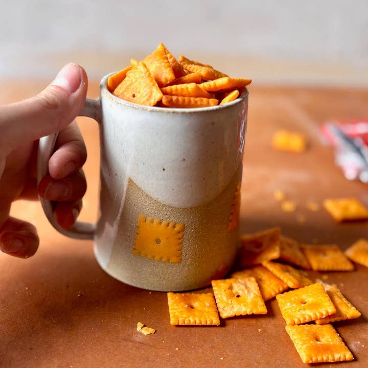 ROB Ceramics – wholesale Kaffekoppar – Cheez It Mugg Handgjord Keramik3