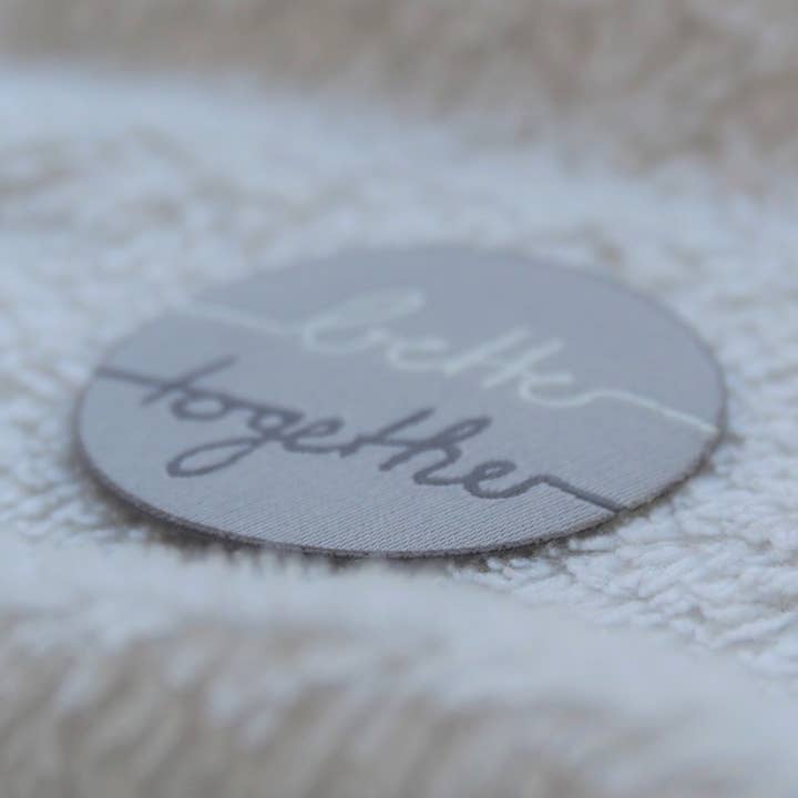 BETTER TOGETHER Patch zum Aufbügeln, Grau für den Großhandel von hej Tilly