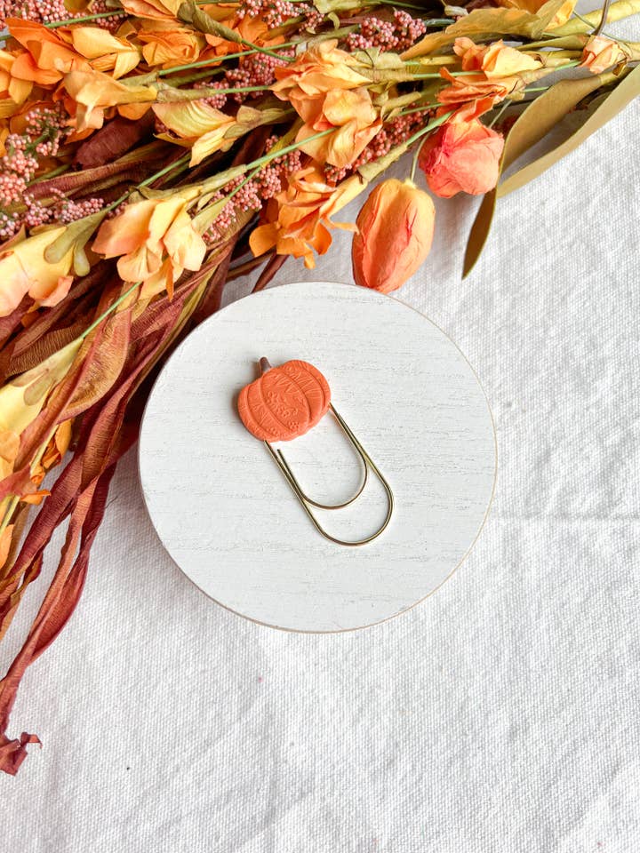 Segnalibro con graffetta in argilla polimerica a forma di zucca con motivo floreale in rilievo per la vendita all'ingrosso da parte di Morning Dew Designs