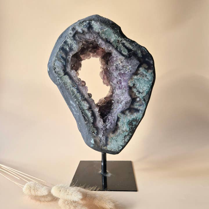 Ædelsten XXL Ametyst Geode på Stand (2,35 kg) for engroshandel hos Moonlight Gemstones