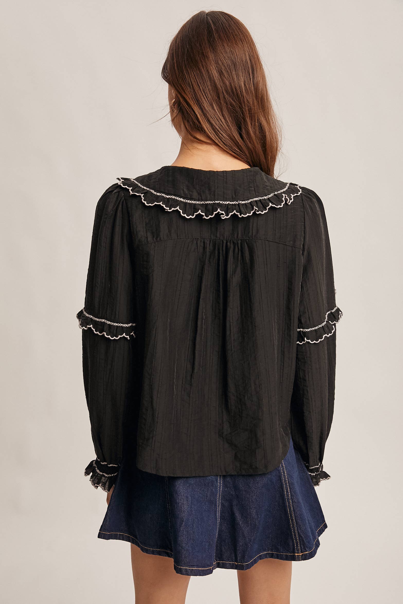 Forte – wholesale Blus - Dam – Broderad blus i bomull med volangkrage FT000336