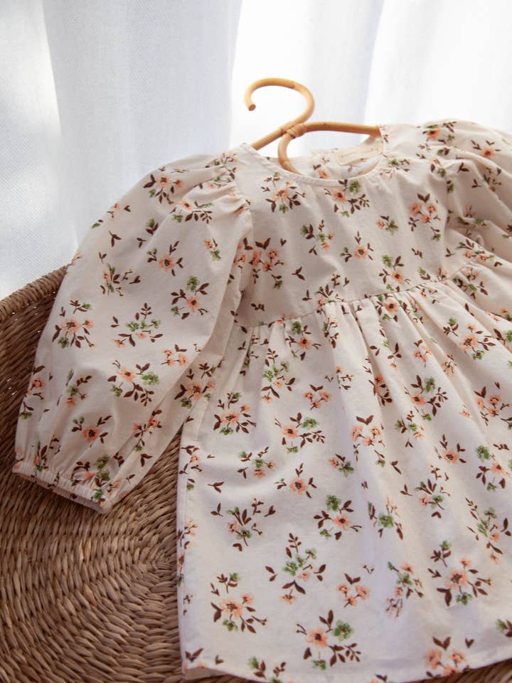 Blumenkleid mit weißen Puffärmeln für den Großhandel von Minnie & Monty