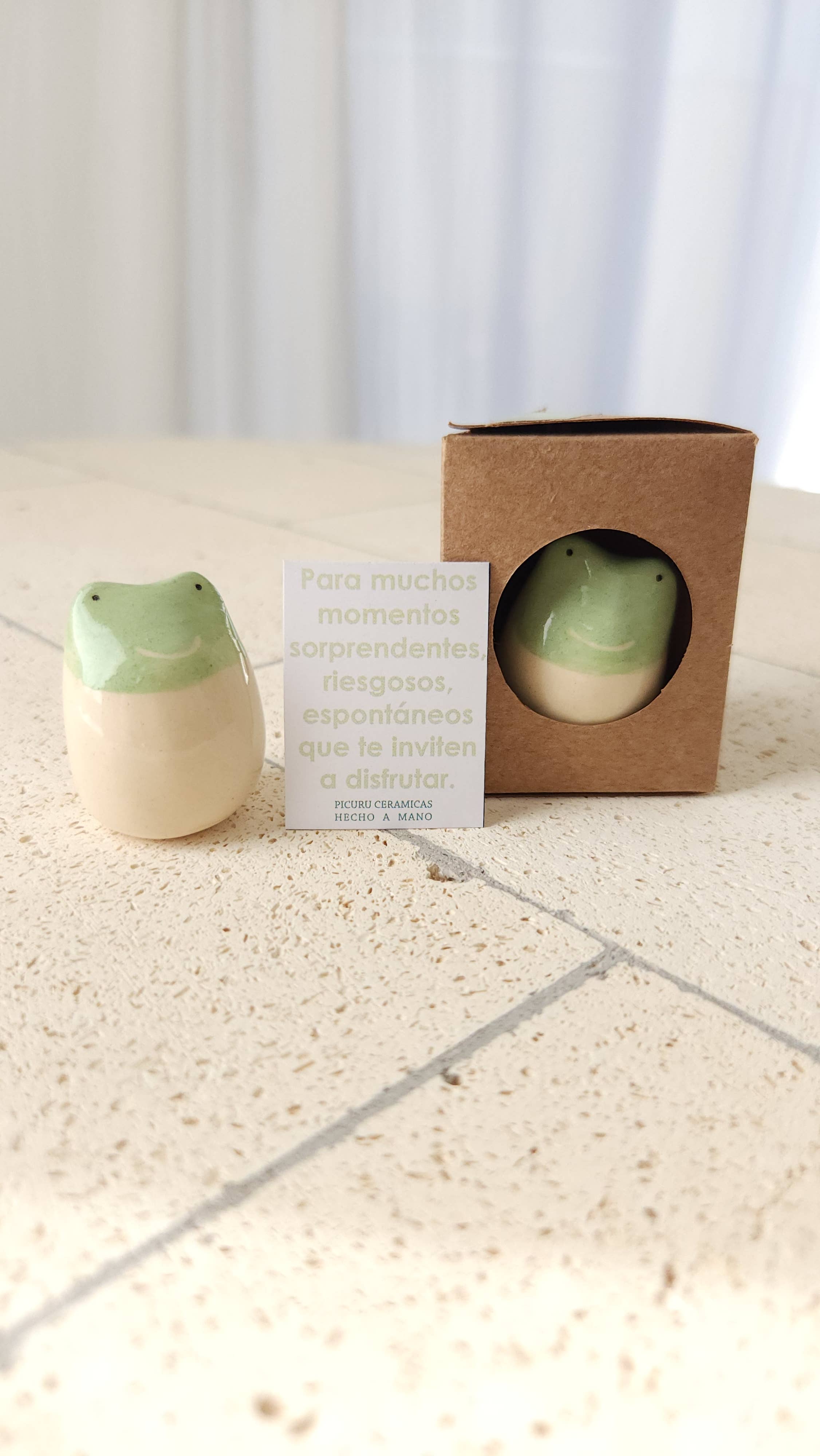 Picuru ceramicas - Venta al por mayor Moneda/objeto de coleccionista - Amuleto Sapito de las aventuras (5 idiomas)2