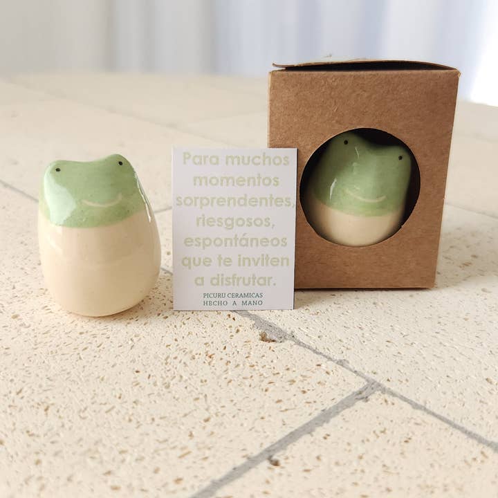 Picuru ceramicas - Venta al por mayor Moneda/objeto de coleccionista - Amuleto Sapito de las aventuras (5 idiomas)2