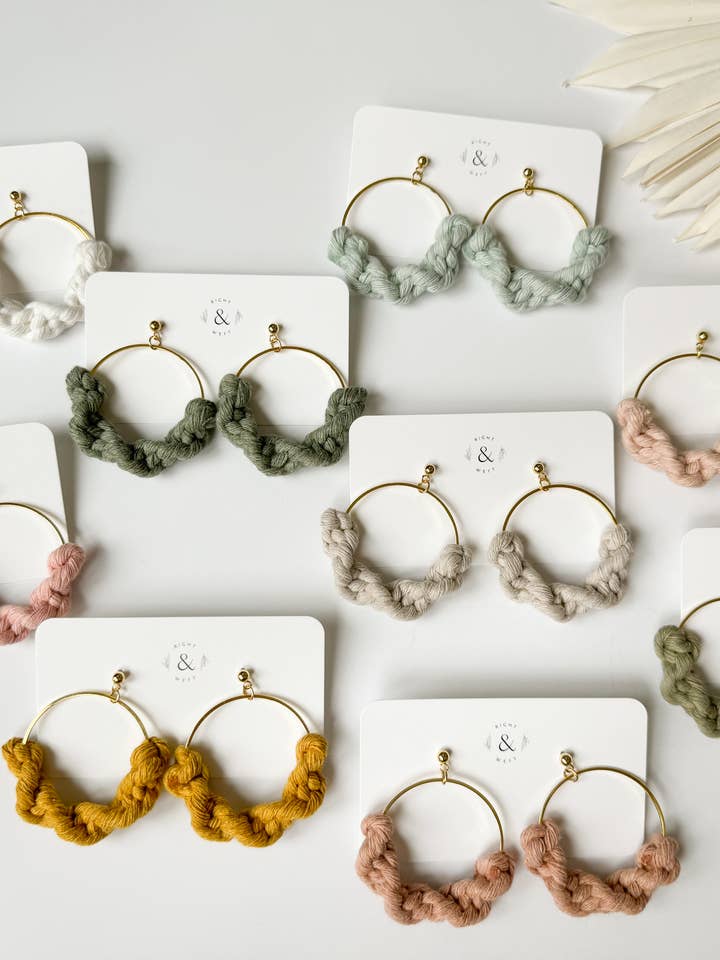 Créoles nouées en macramé pour la vente par right & weft