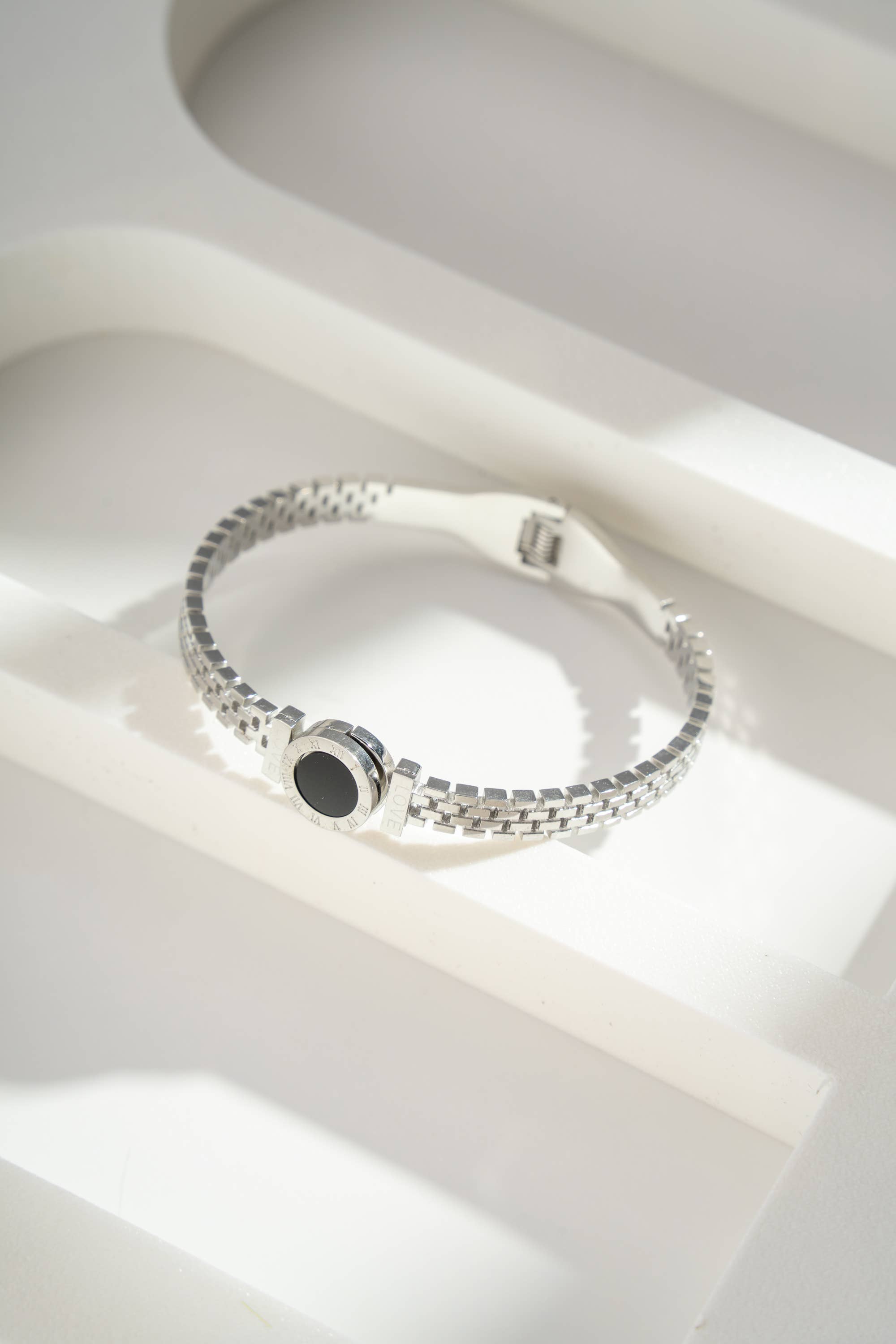COSMOS – wholesale Bangle bracelet – Chic Silver Bracelet with Black Medallion and Roman Numerals1