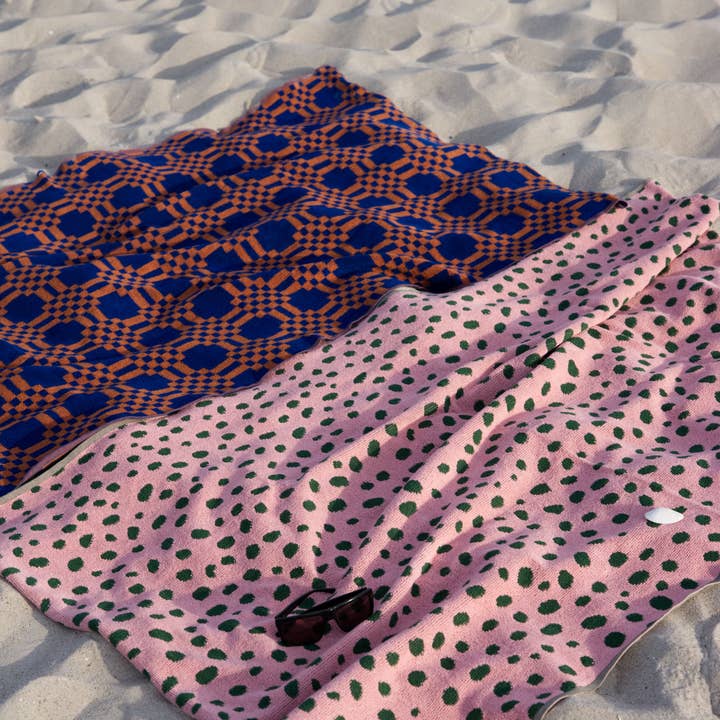 towel.studio - Wholesale Beach towel - Pebbles Beach Towel | Pink & Green3