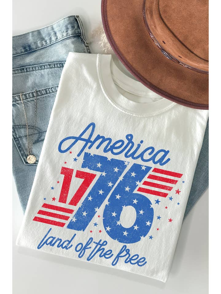 T-shirt à manches courtes America 1776 Terre de la Liberté pour la vente par BouTeeQue Closet