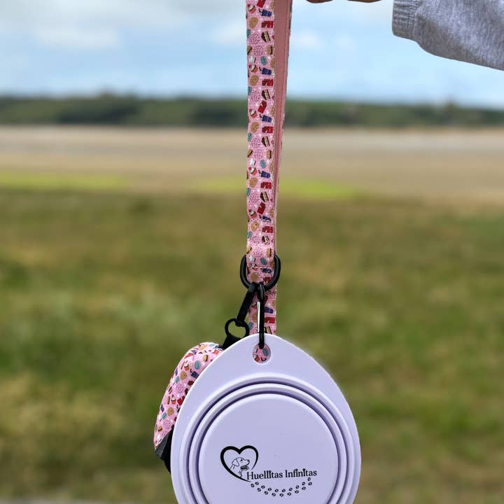 HUELLITAS INFINITAS - Venta al por mayor Comedero - Gatos y perros - Bebedero-comedero plegable, portátil y DOBLE en color lila ultra-slim para los paseos o viajes con tu perro