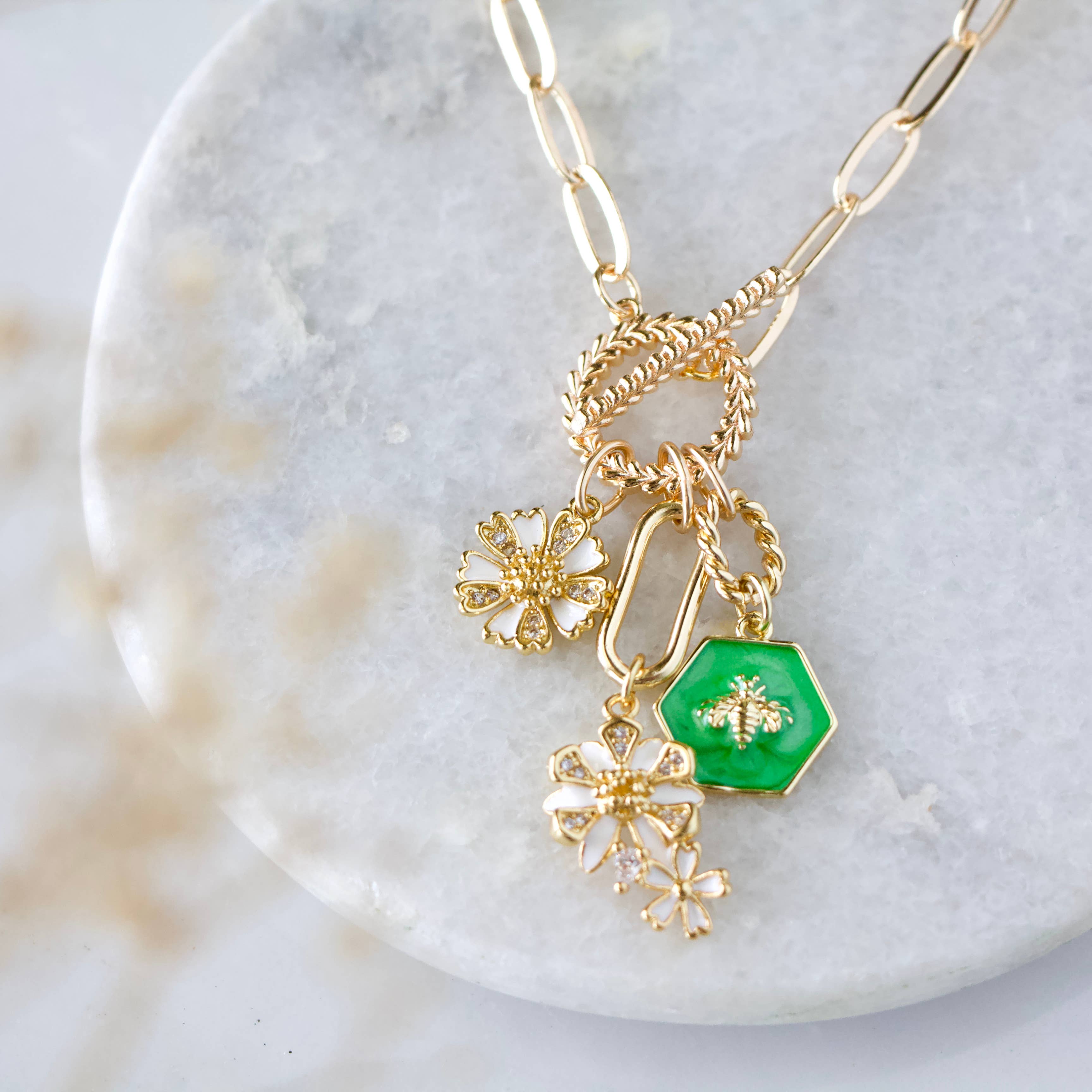 Mesa Blue – Großhandel Kette mit Anhänger/Charm – Emaille-Biene und Blumen-Charme-Kettenhalskette mit Knebelverschluss1