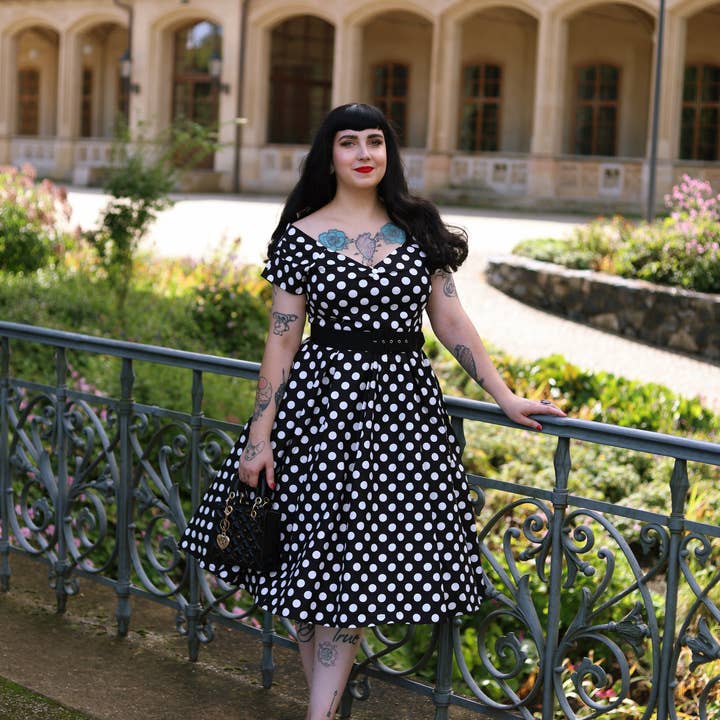 Lily klänning med svarta och vita prickar för wholesale av Dolly & Dotty