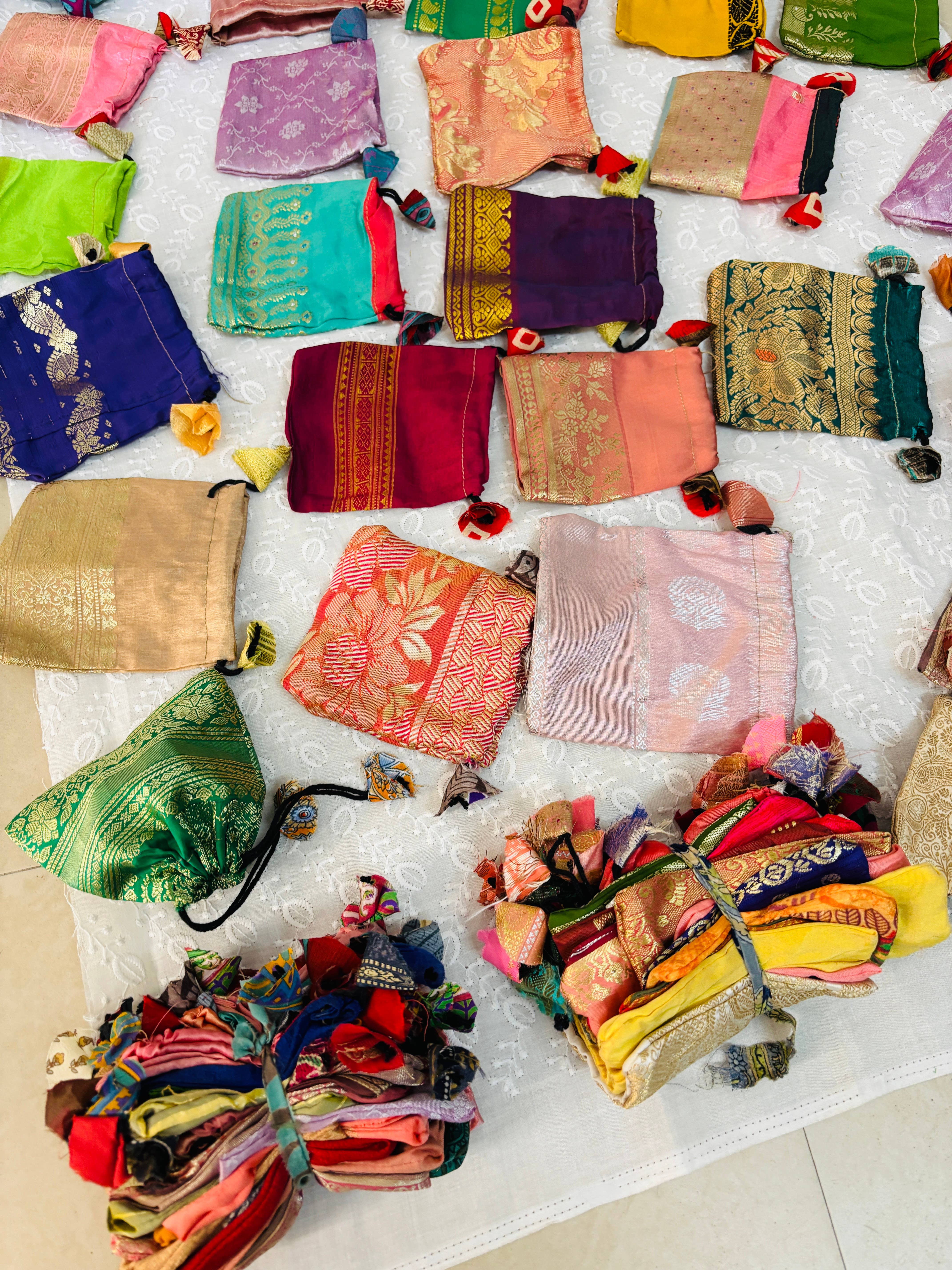 Meghcraft - Vente Set de pochettes cadeaux - Pochettes à cordon en soie indienne - Sac cadeau en satin 10 x 10 cm2