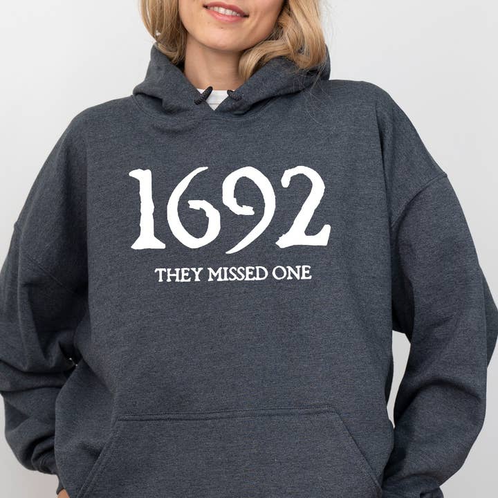 1692, Ne hanno perso uno, Felpa con cappuccio Skeleton Ghost Witch Halloween per la vendita all'ingrosso da parte di Refinery Number One LLC