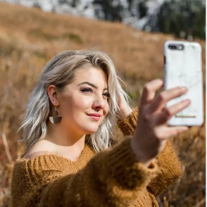 Whitebirch Handmade Goods - Venta al por mayor Pendientes colgantes - Pendientes colgantes pequeños de cuero y latón apilados en forma de media luna de color beige7