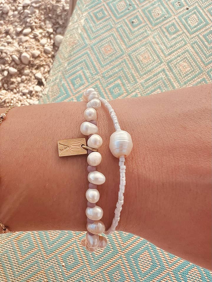 Perlenarmband aus Süßwasser mit Perlen und goldplattierten Edelstahl-Details für den Großhandel von terracottaandsun