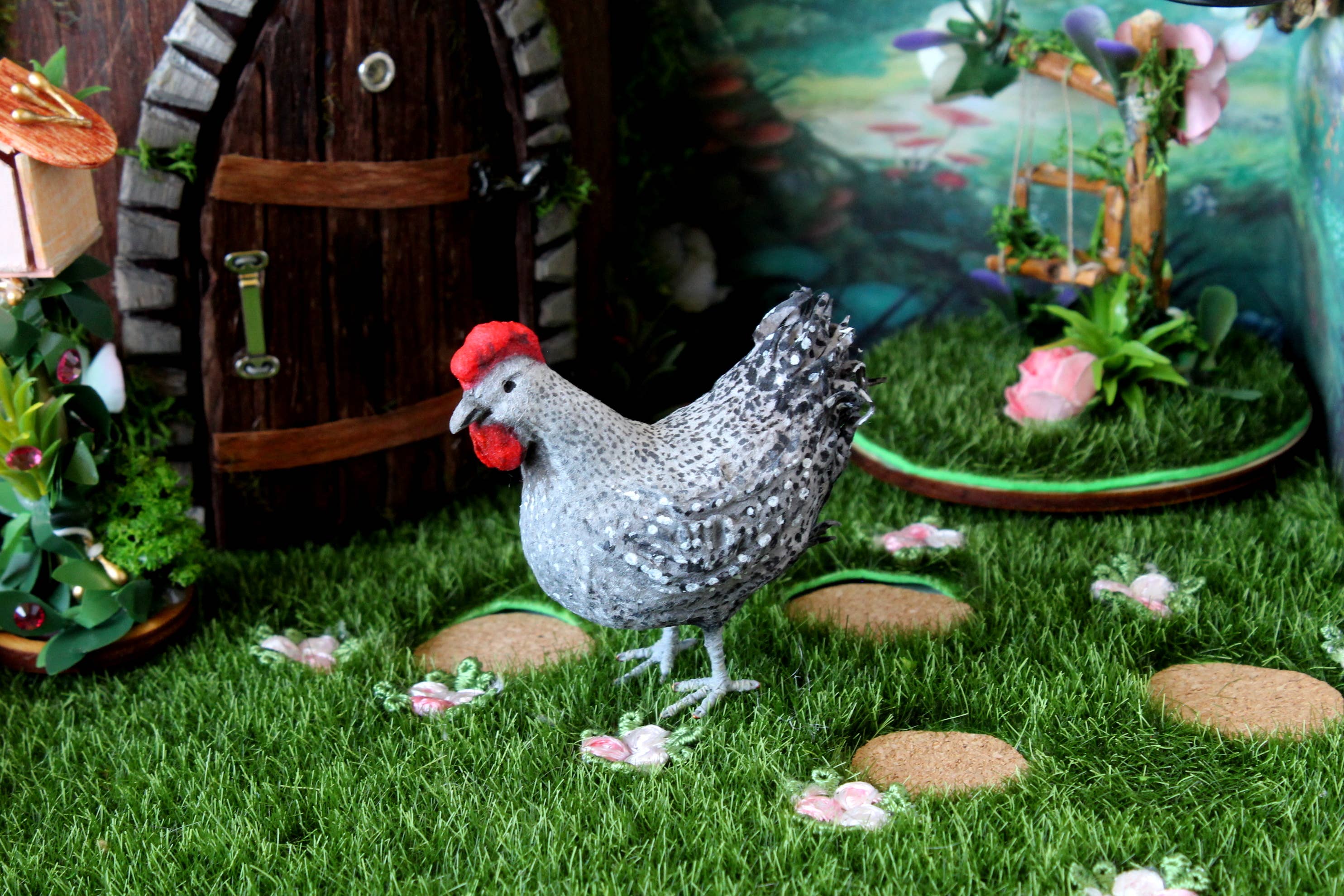 Lenasminiland - Venta al por mayor Figura decorativa - Figura miniatura de gallina de fieltro de algodón para casita de muñecas4