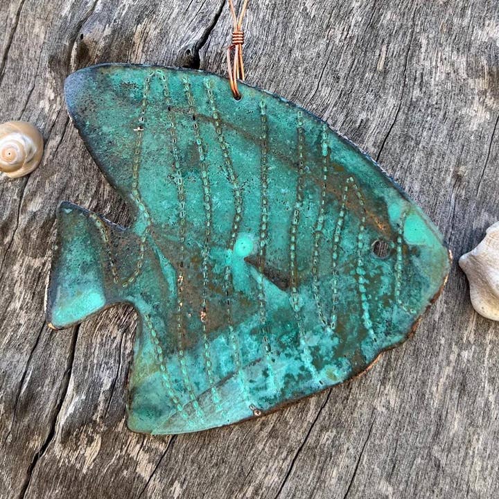 Adorno navideño de cobre con pez tropical mirando a la derecha para venta al por mayor de Dos Damas Designs