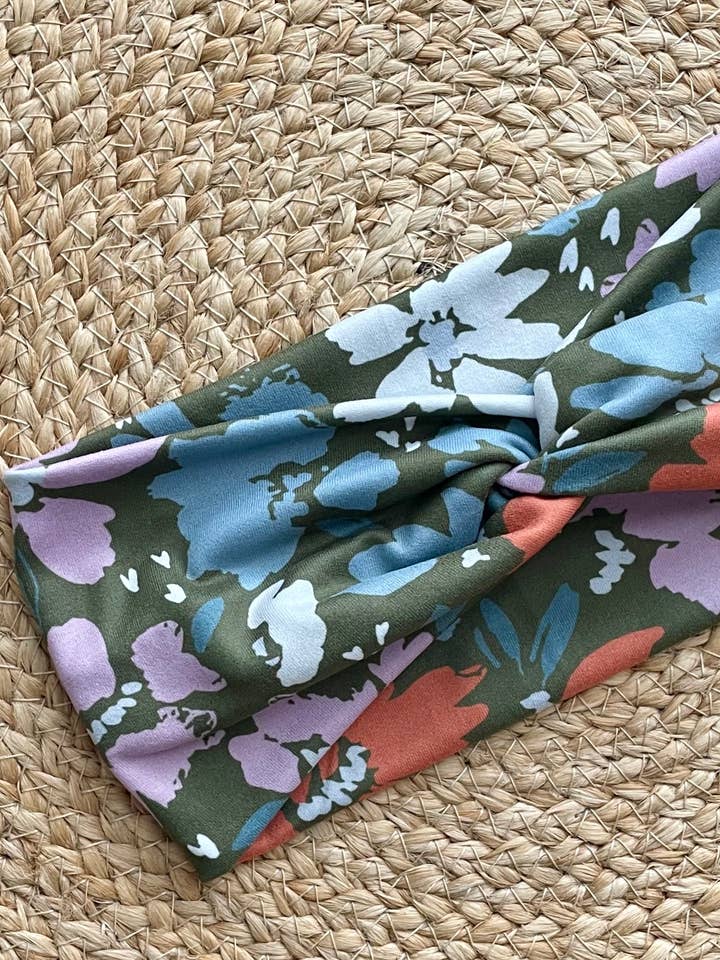 Bandeau Torsadé en Tricot Floral Sous-Bois pour la vente par Designs by Rachel Joy