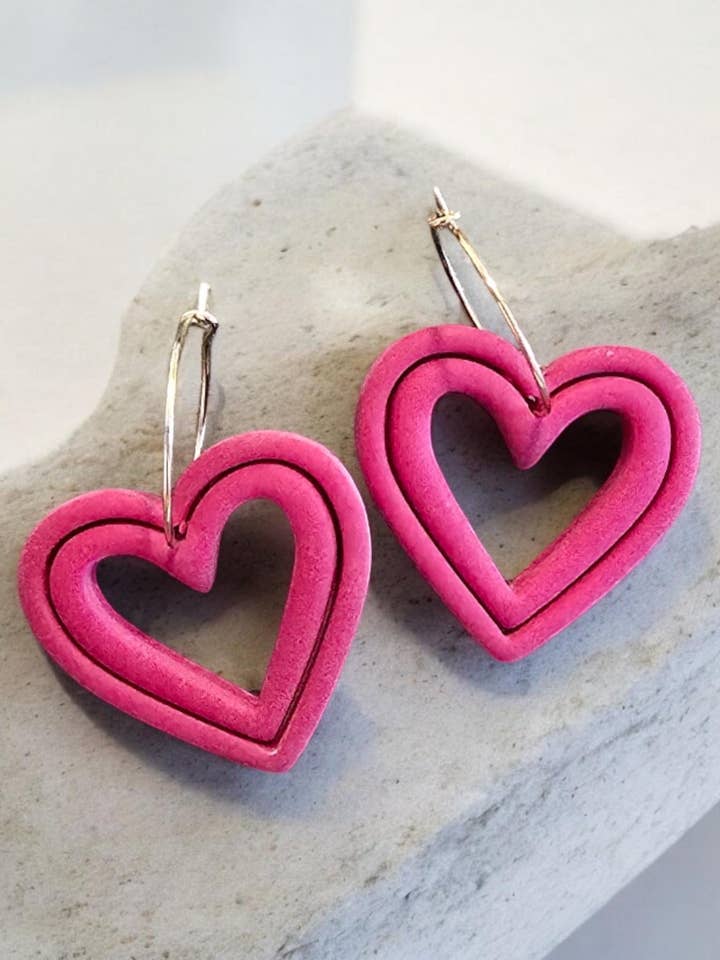 Boucles d'oreilles en pâte polymère avec cœur rose pour la vente par ANS Designs Co