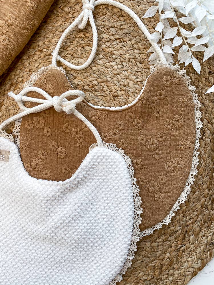 PETITE EvelinaApparel - Venta al por mayor Babero - Bebés - Babero Bebé/Flores bordadas5